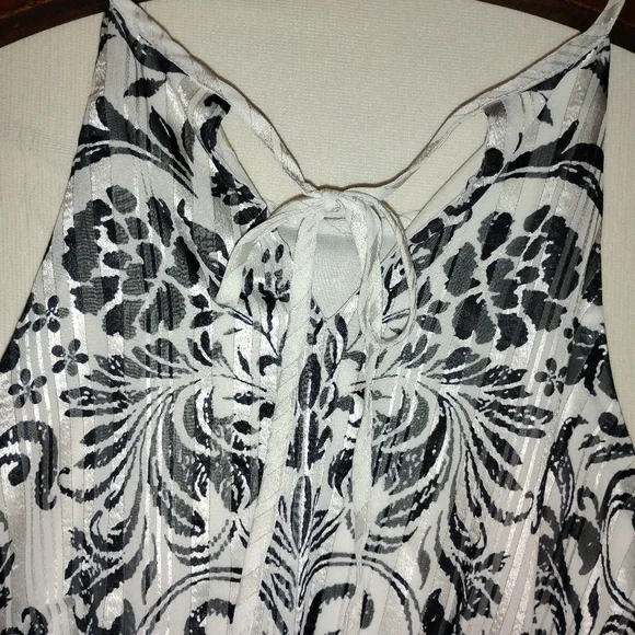 Savannah Jane Black and White Floral Women's Top - Picture 2 of 4